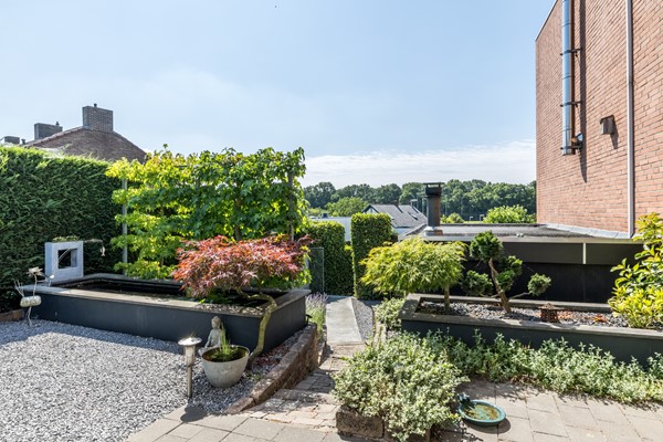 Foto - Te koop: Ruime gemoderniseerde instapklare hoekwoning met veel woonoppervlakte en tuin in de wijk Pronsebroek te Heerlen